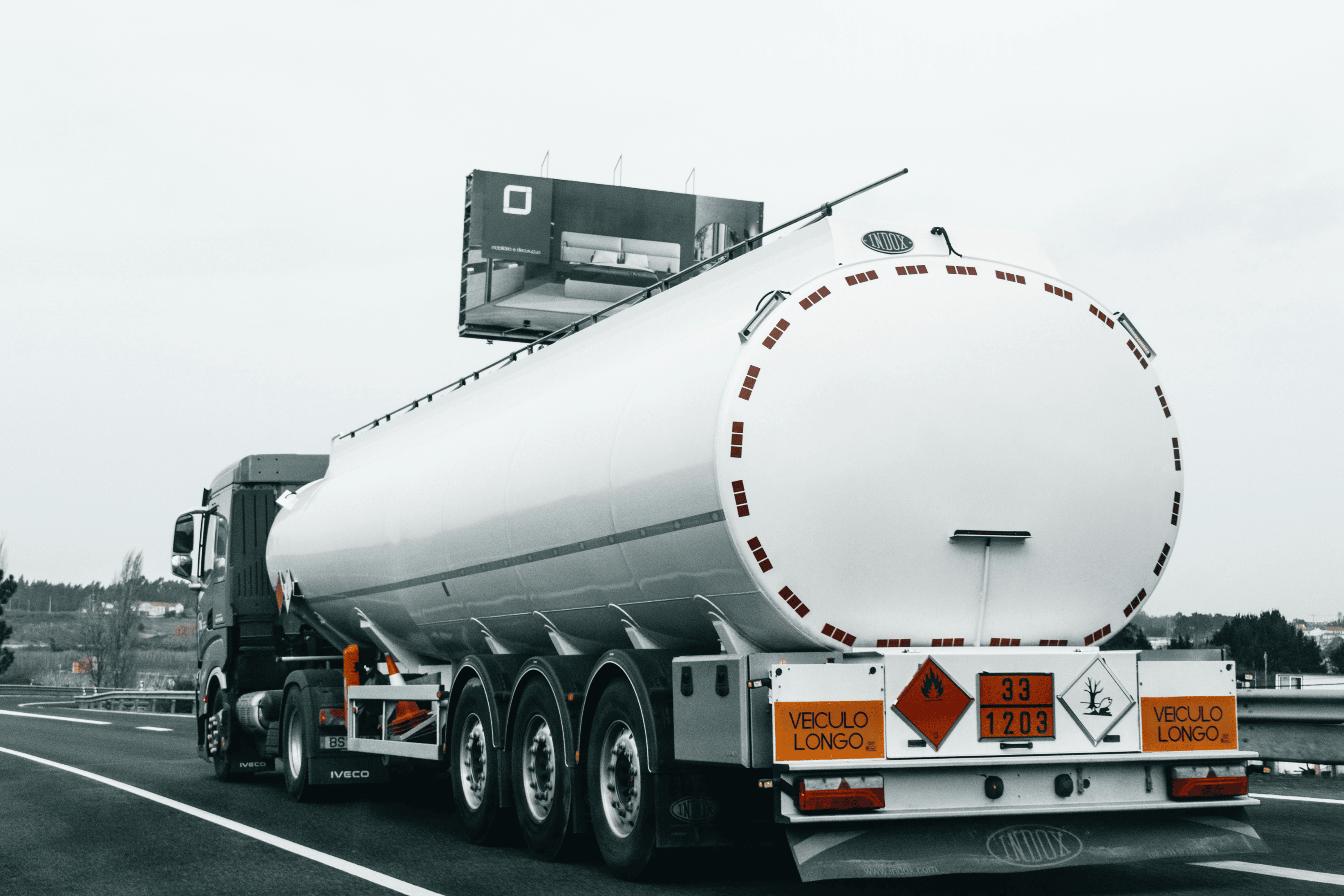 Camión cisterna dedicado a la distribución de combustible