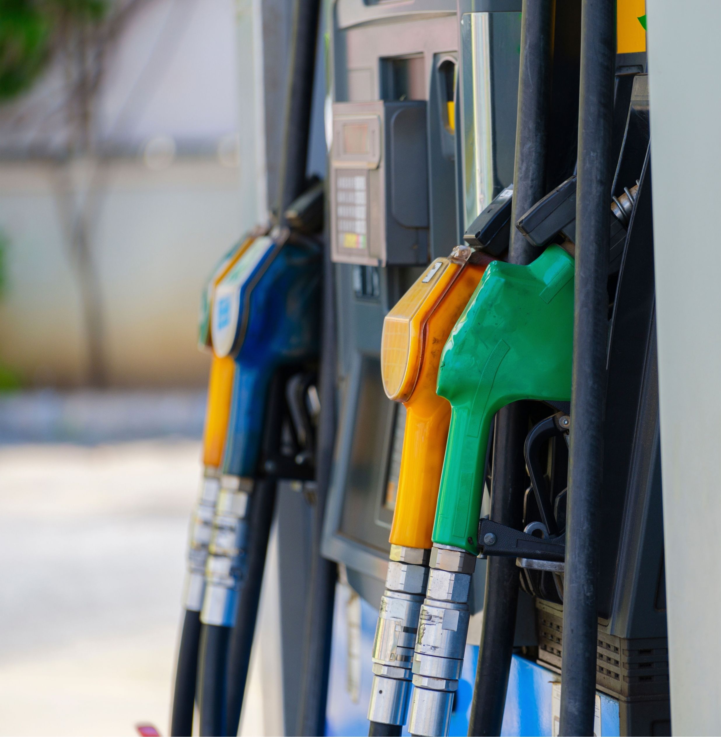 Pistolas de suministro de combustible en una estación de servicio