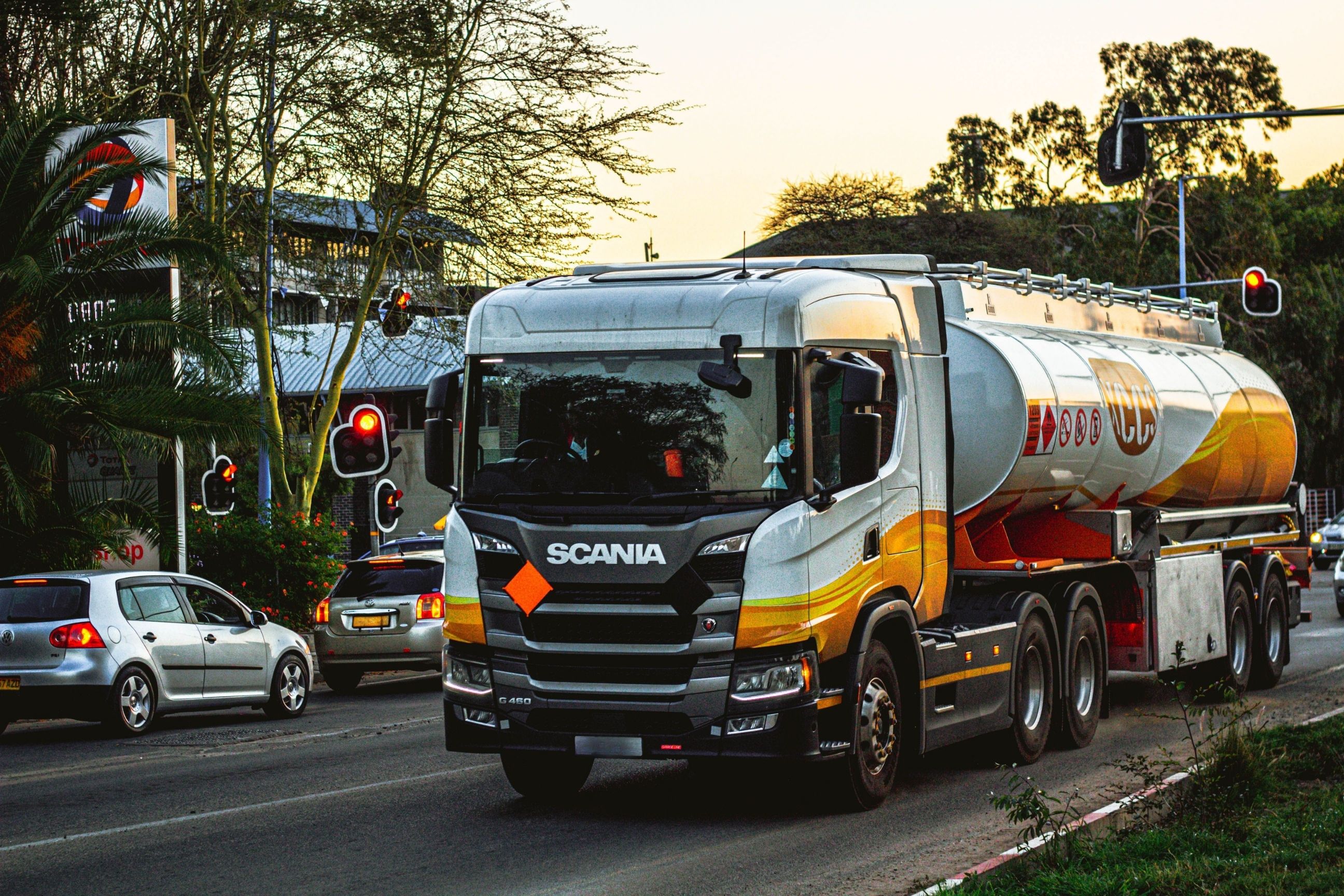 Camión cisterna operando en entorno urbano