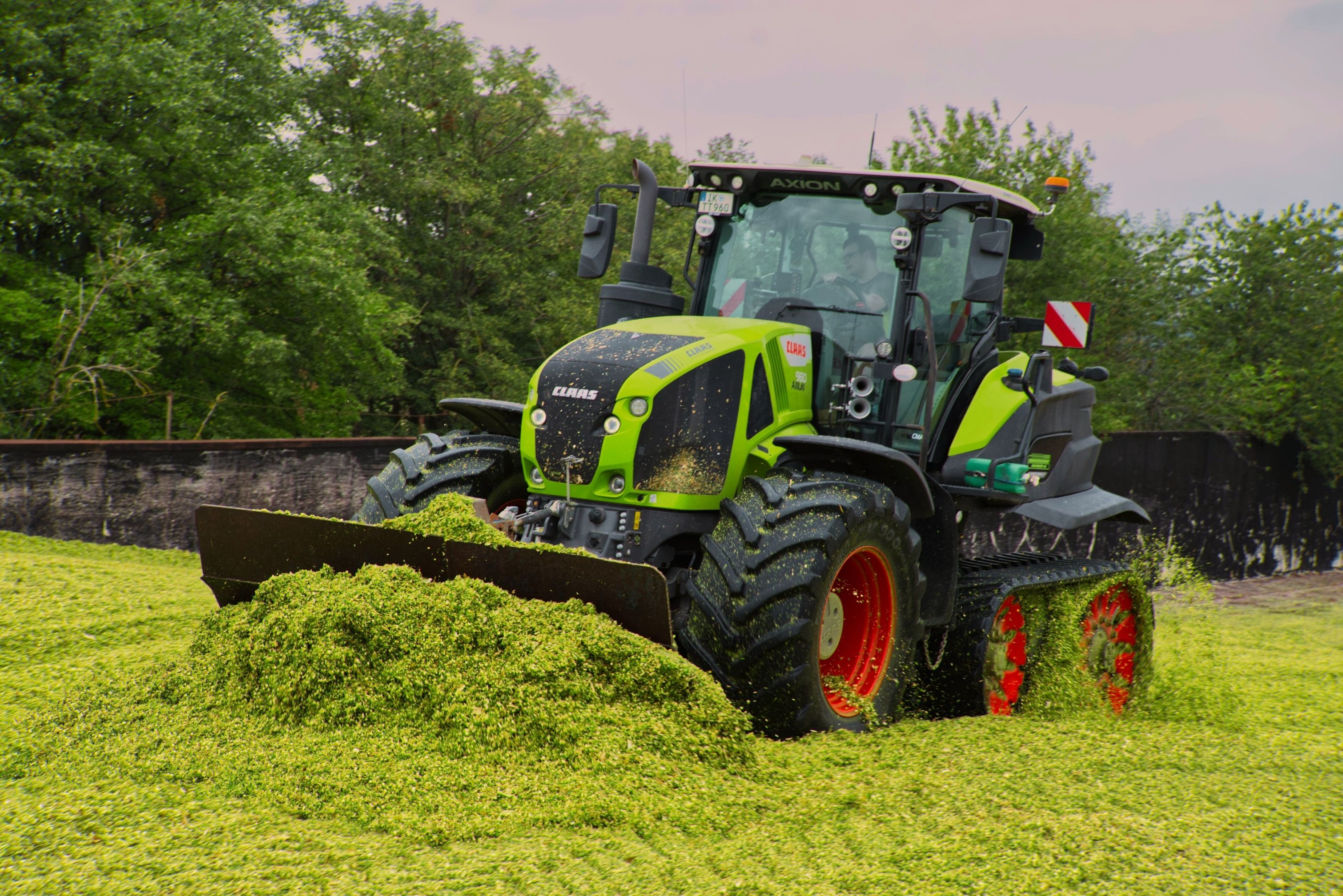 Tractor agrícola trabajando sobre un silo de forraje