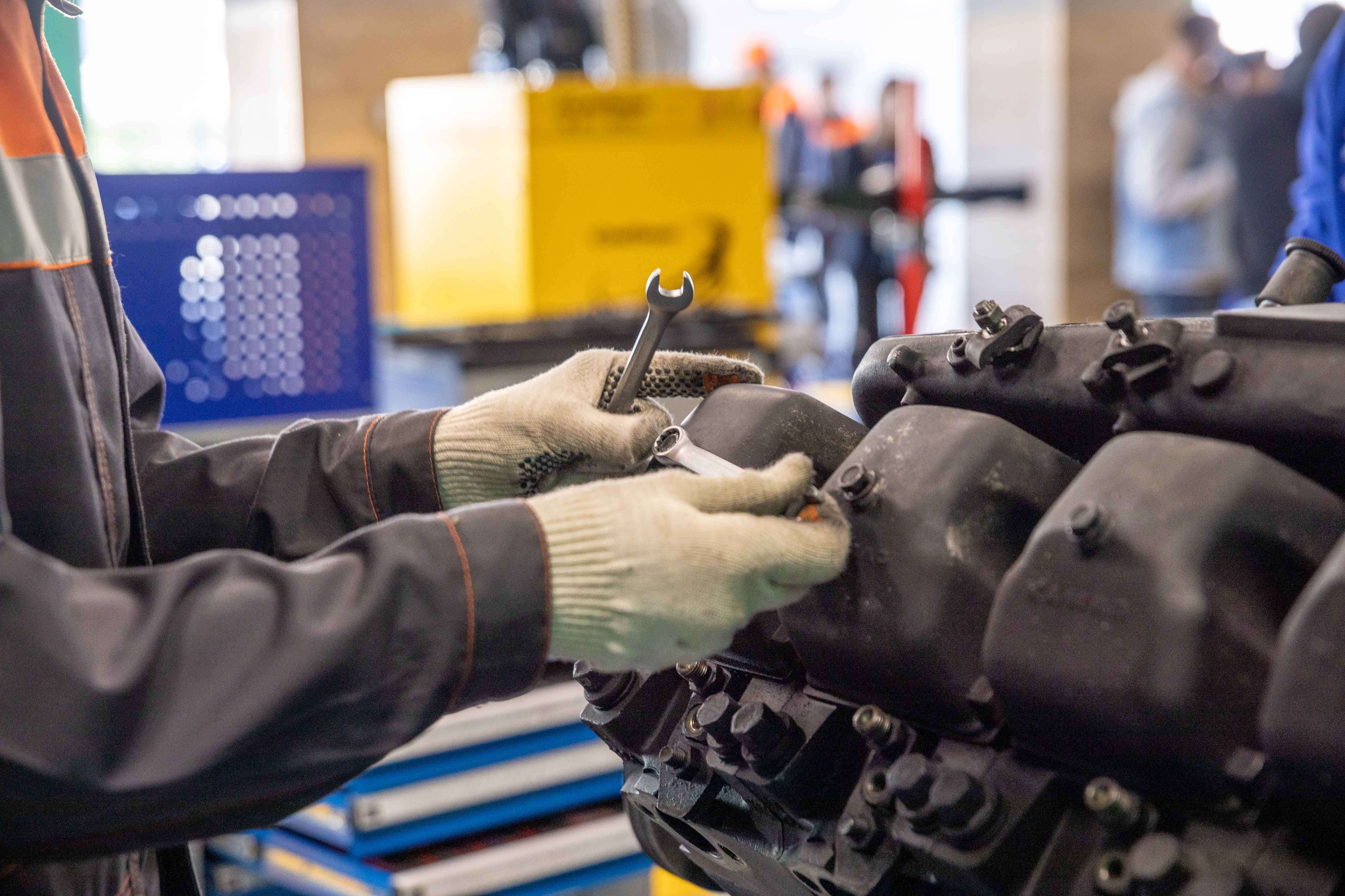 Intervención técnica sobre un motor