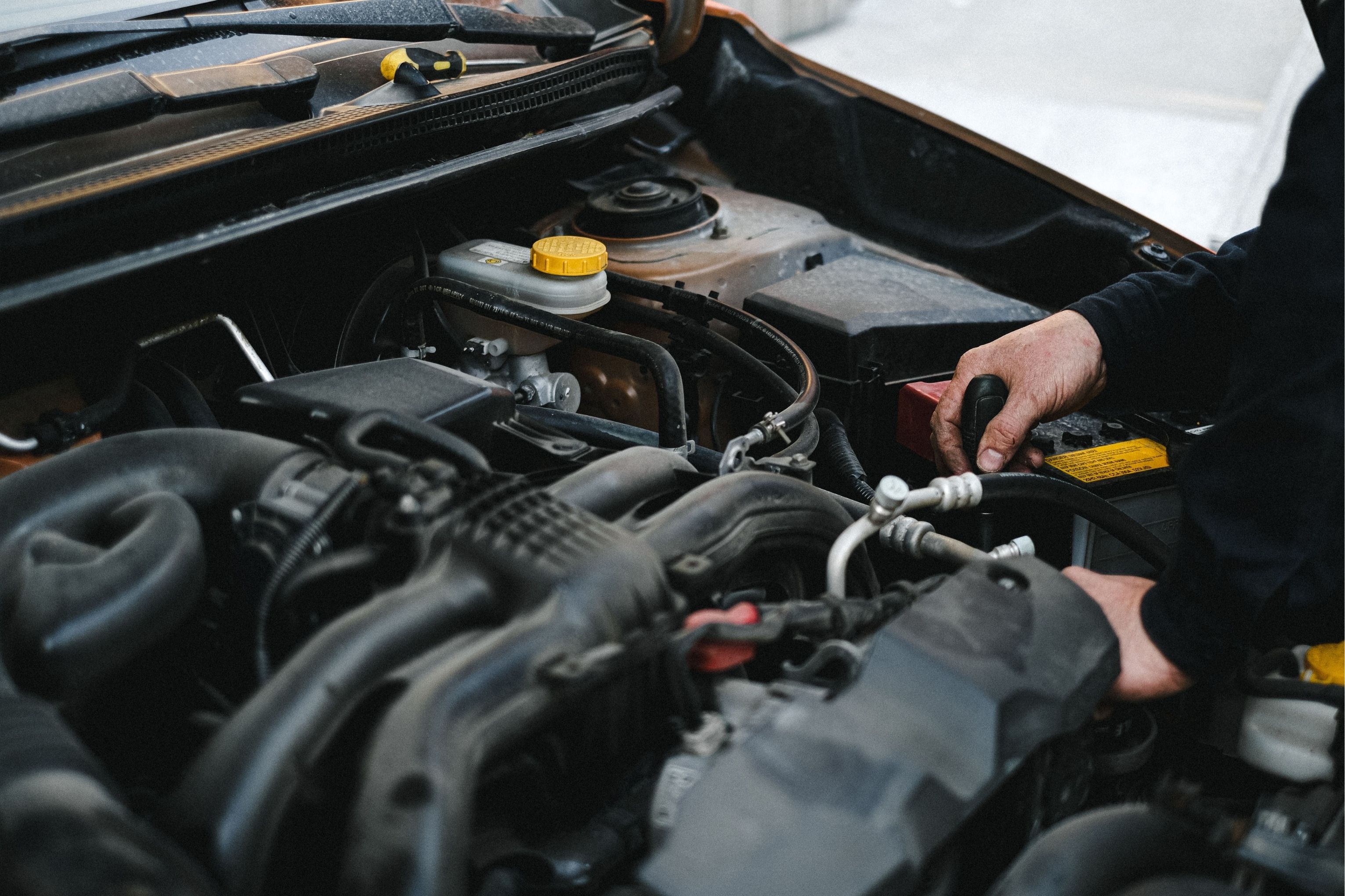 Revisión y mantenimiento del motor de un vehículo